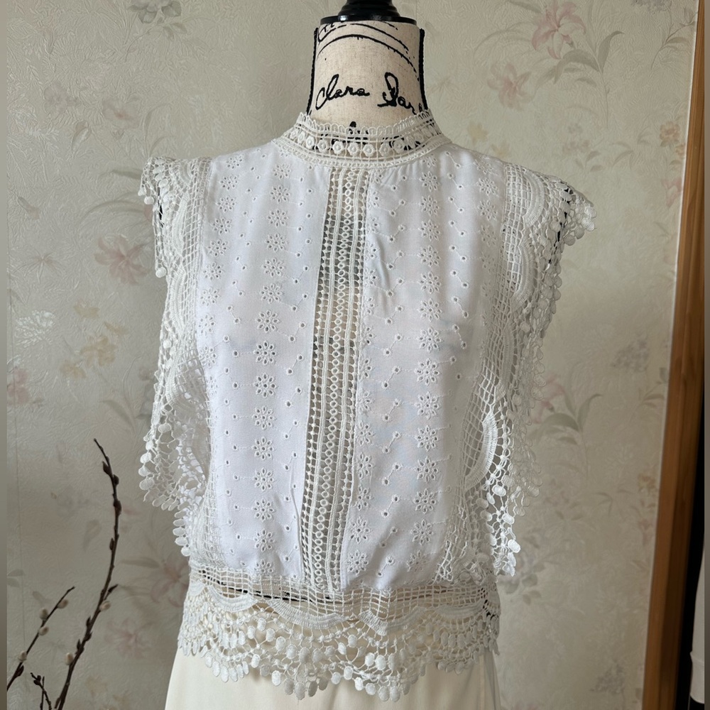 Sim & Sam . Very cute white top with a cream lace design. Size M.